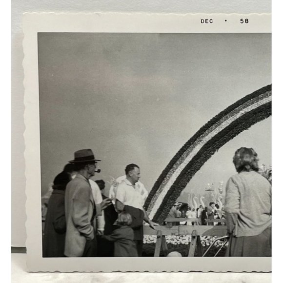 Tournament of Roses Parade Floats Found Photo 1958 Vintage Snapshot Pasadena CA - Picture 5 of 6